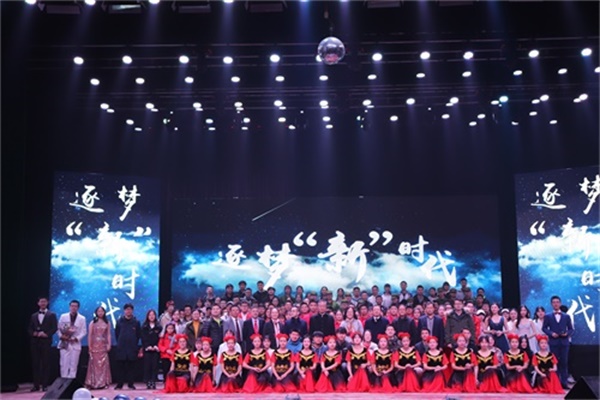 图为合影留念.JPG