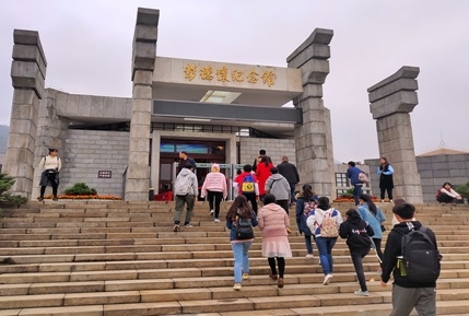 图为成员参观彭德怀纪念馆.jpg