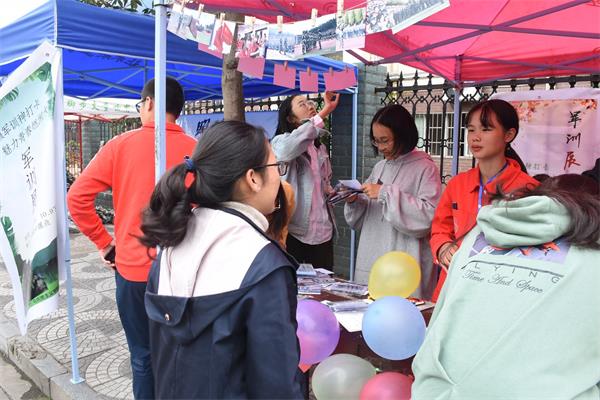 图为工作人员介绍引导现场.jpg