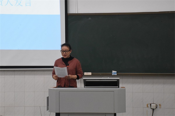 图为社区团支部书记徐昭婷上台致辞.JPG