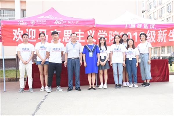 图为校领导老师与新生,迎新工作人员合照.jpg