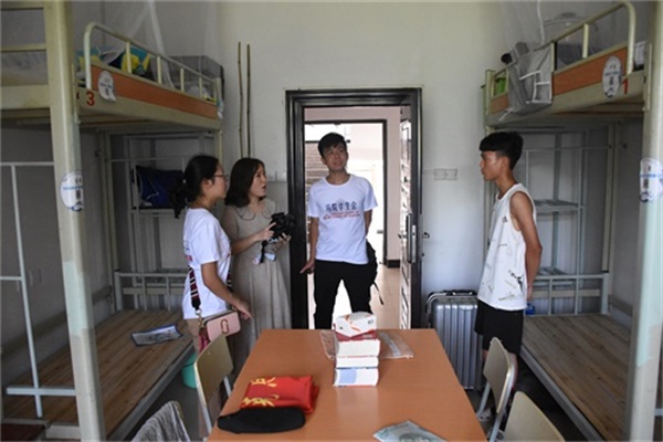 图为院领导老师下寝了解情况 (2).jpg