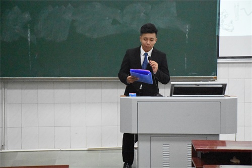 图为王春瑞同学发言.JPG