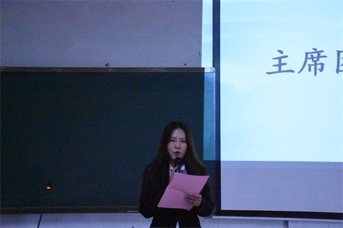图为团委员工会主席李阳宣读名单.JPG