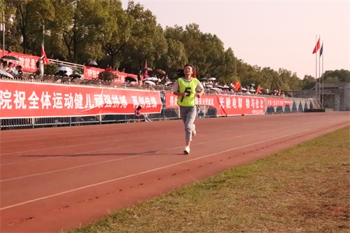 图为马院运动健儿比赛画面.JPG
