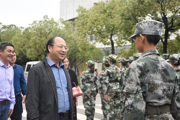 图为领导慰问新生.jpg