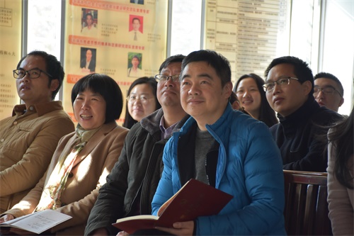 图为在场教师认真观看直播.JPG