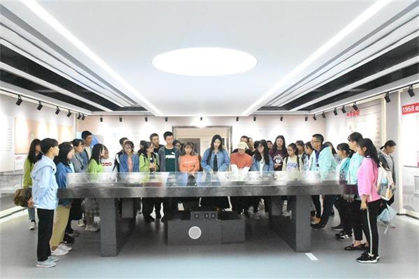 图为团校学院参观校史馆.JPG