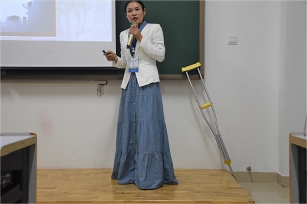 图为熊慧老师授课.JPG