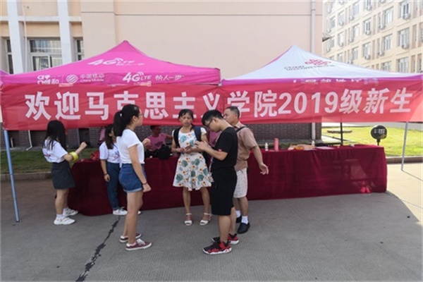 图为迎新工作人员为新生指路.jpg