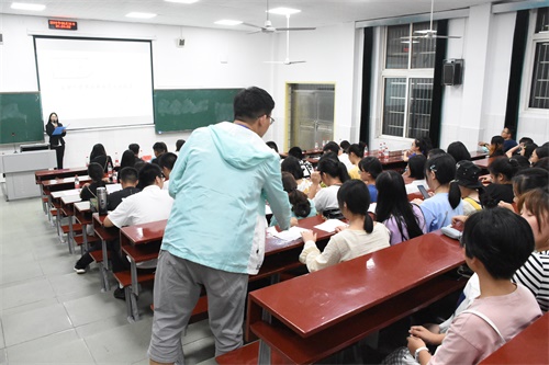 图为新生积极填写部门意向表.JPG