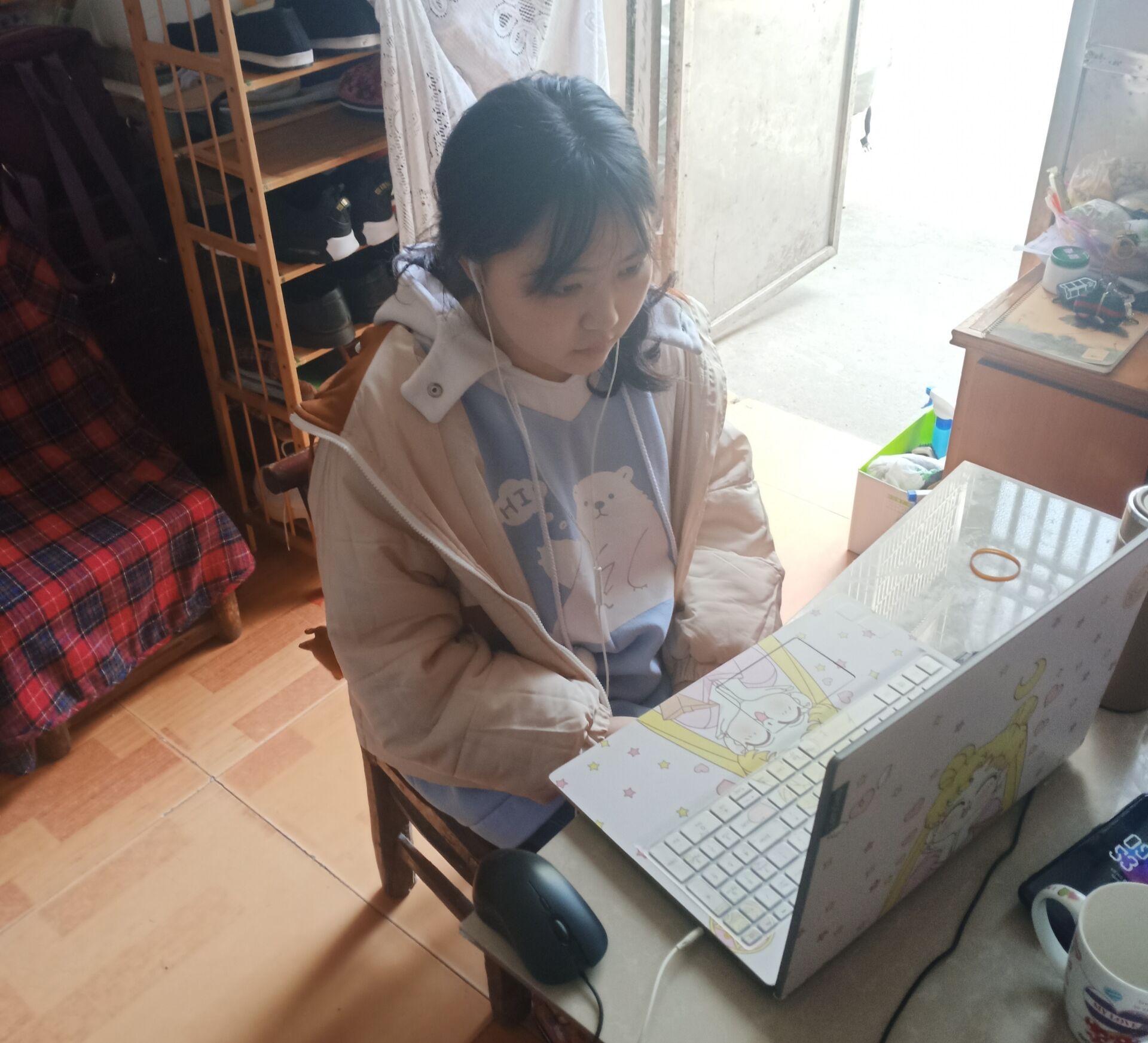 图为马院同学在家观看安全教育课1.jpg